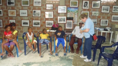En el Centro Cultural Playa Renaciente, con los niños del sector.